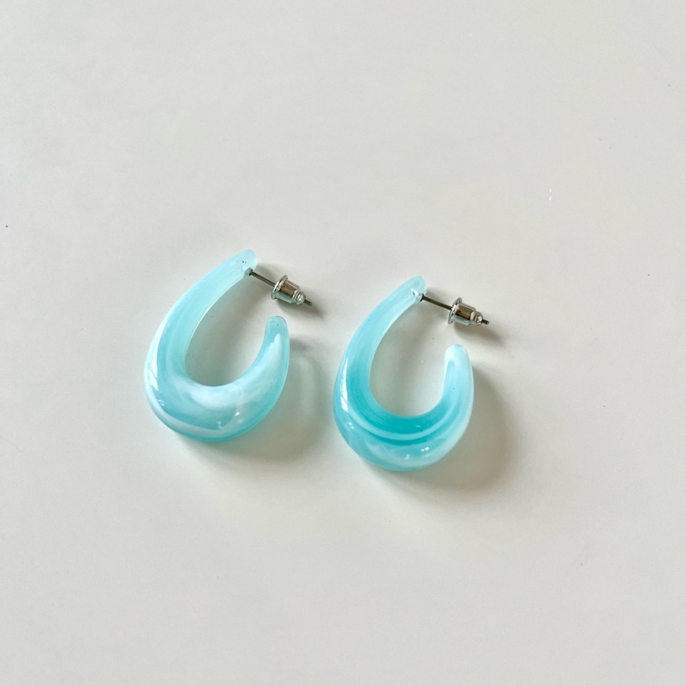 Candy color resin U shape earrings, blue